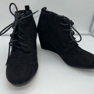 New Directions WEDGE HEEL Black ANKLE BOOTS Faux Suede Like‎ Lace up